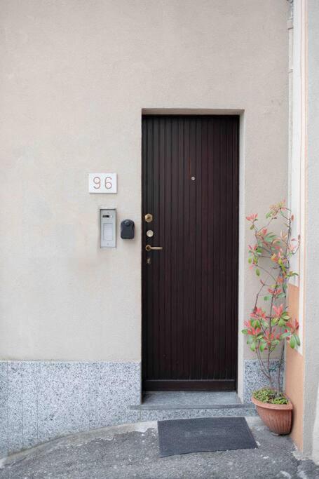 Vista Lago-Appartamento Funzionale Con Vista Varese Exteriör bild