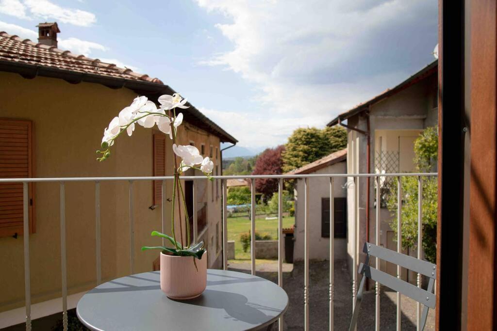 Vista Lago-Appartamento Funzionale Con Vista Varese Exteriör bild