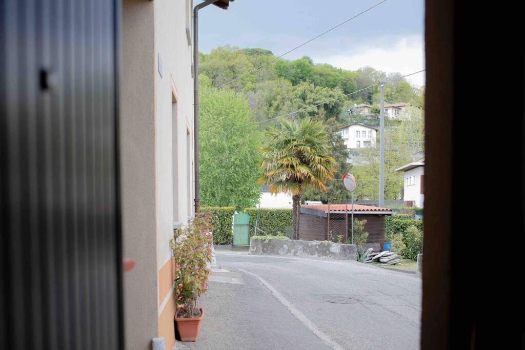 Vista Lago-Appartamento Funzionale Con Vista Varese Exteriör bild