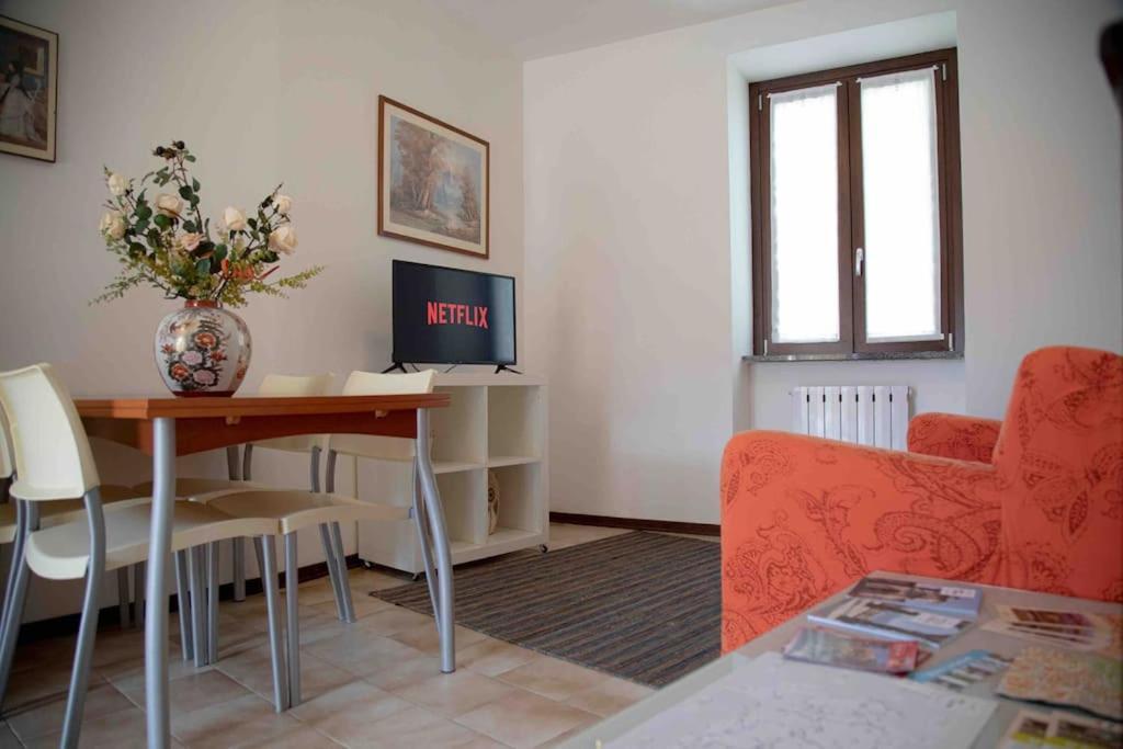 Vista Lago-Appartamento Funzionale Con Vista Varese Exteriör bild
