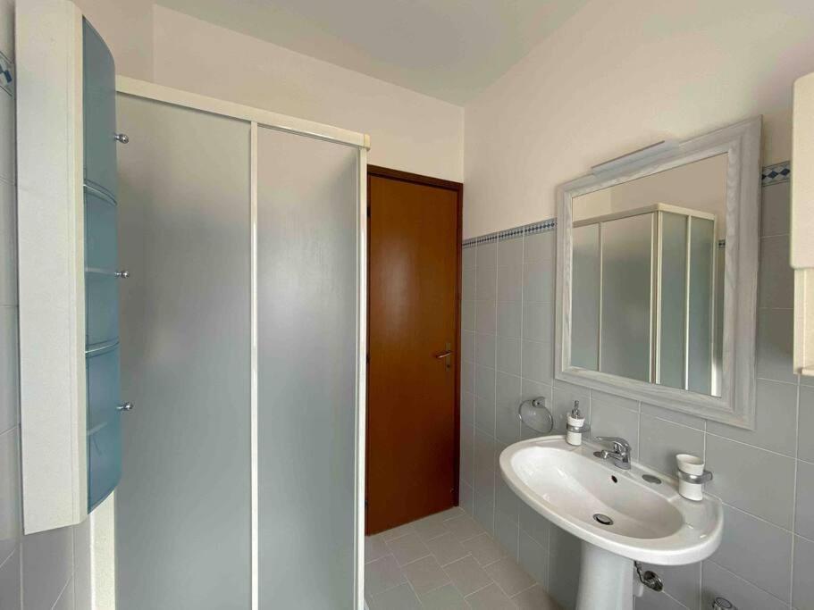 Vista Lago-Appartamento Funzionale Con Vista Varese Exteriör bild
