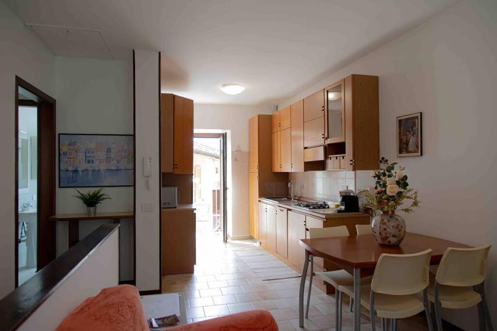 Vista Lago-Appartamento Funzionale Con Vista Varese Exteriör bild