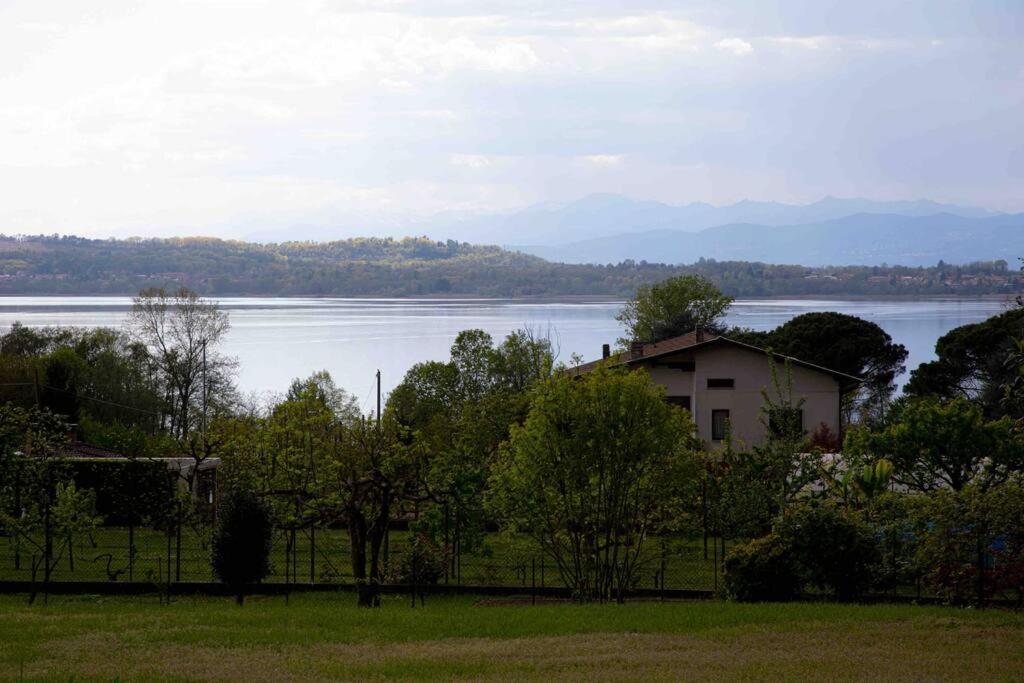 Vista Lago-Appartamento Funzionale Con Vista Varese Exteriör bild